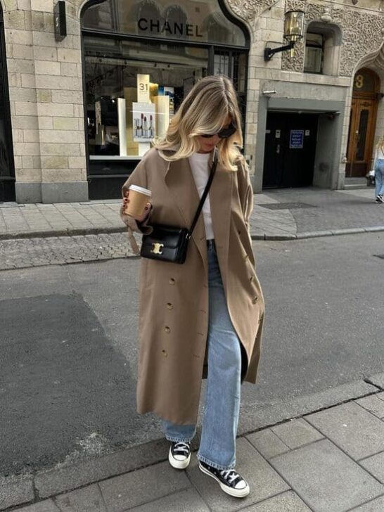 casual jeans and a t-shirt dress enhanced by a trench coat in beige.