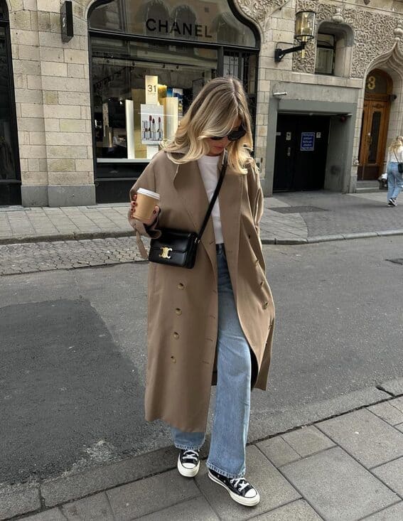 casual jeans and a t-shirt dress enhanced by a trench coat in beige.